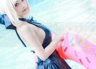 被Kitkat Cosplay的阿尔托莉雅Alter泳装图包迷住了，赶紧下载收藏！